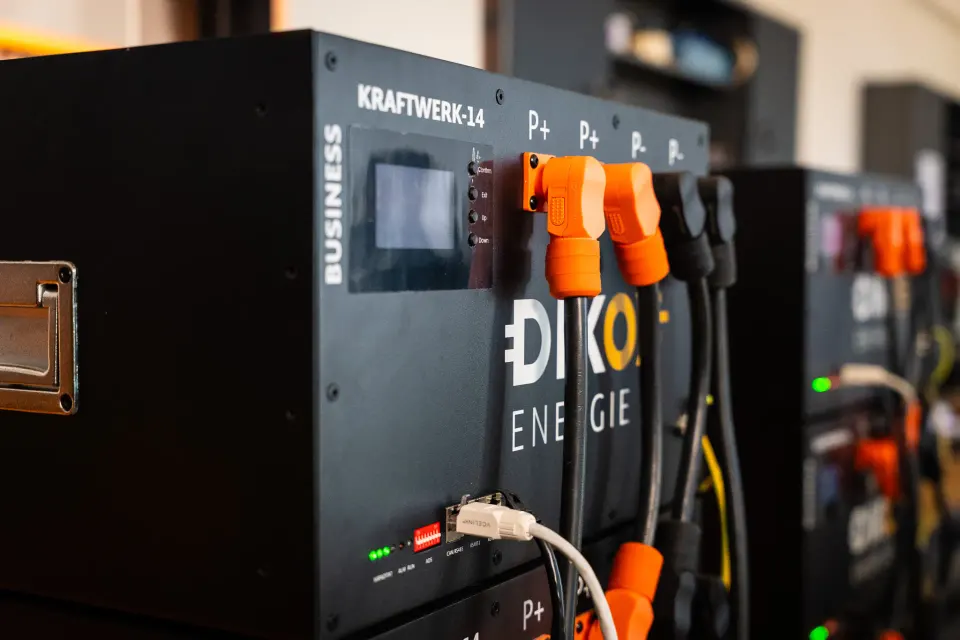 Nahaufnahme des DIKO KRAFTWERK BUSINESS 14 Gewerbespeichers