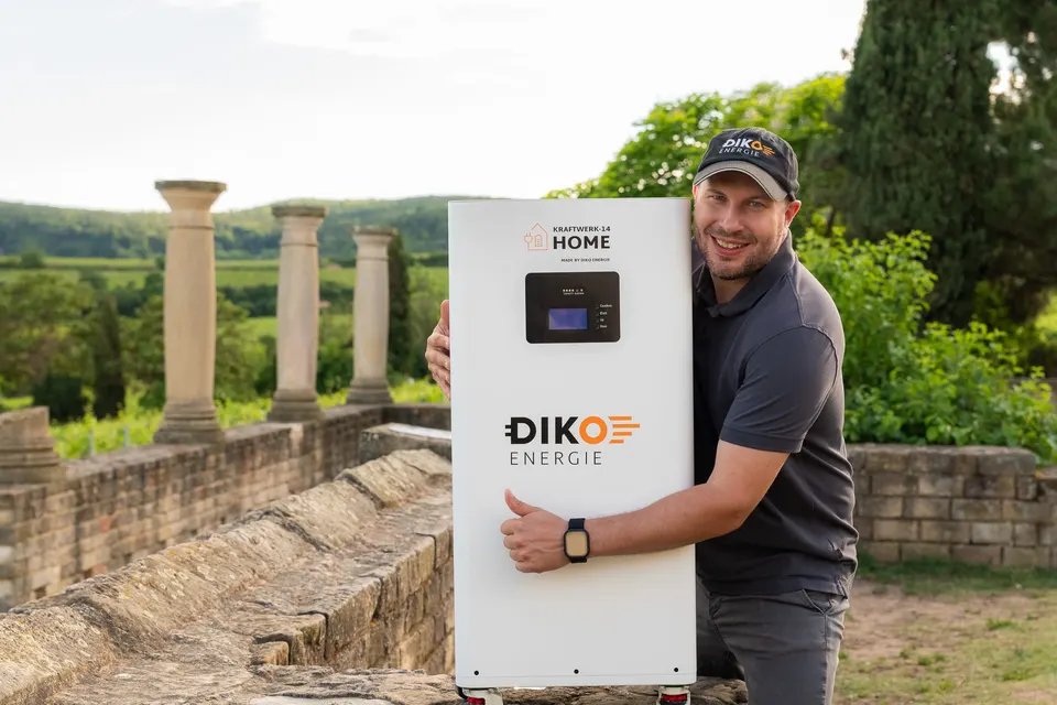 Florian Blum von DIKO Energie mit dem DIKO KRAFTWERK HOME 14 Heimspeicher im Grünen