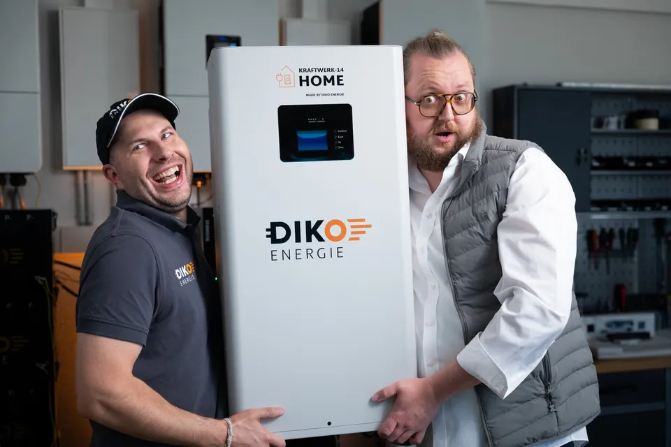 Zwei DIKO-Mitarbeiter mit dem DIKO KRAFTWERK HOME 14 im Showroom in Bad Dürkheim