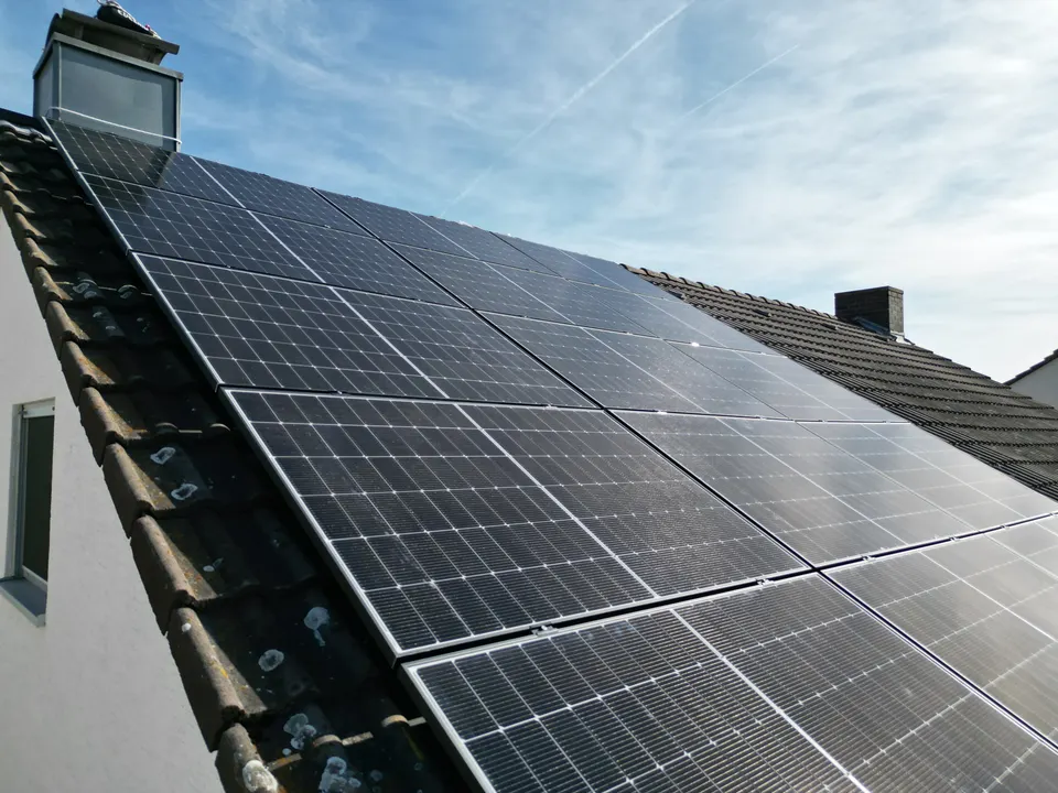 Photovoltaikanlage auf Schrägdach eines Einfamilienhauses in der Pfalz, Drohnenaufnahme