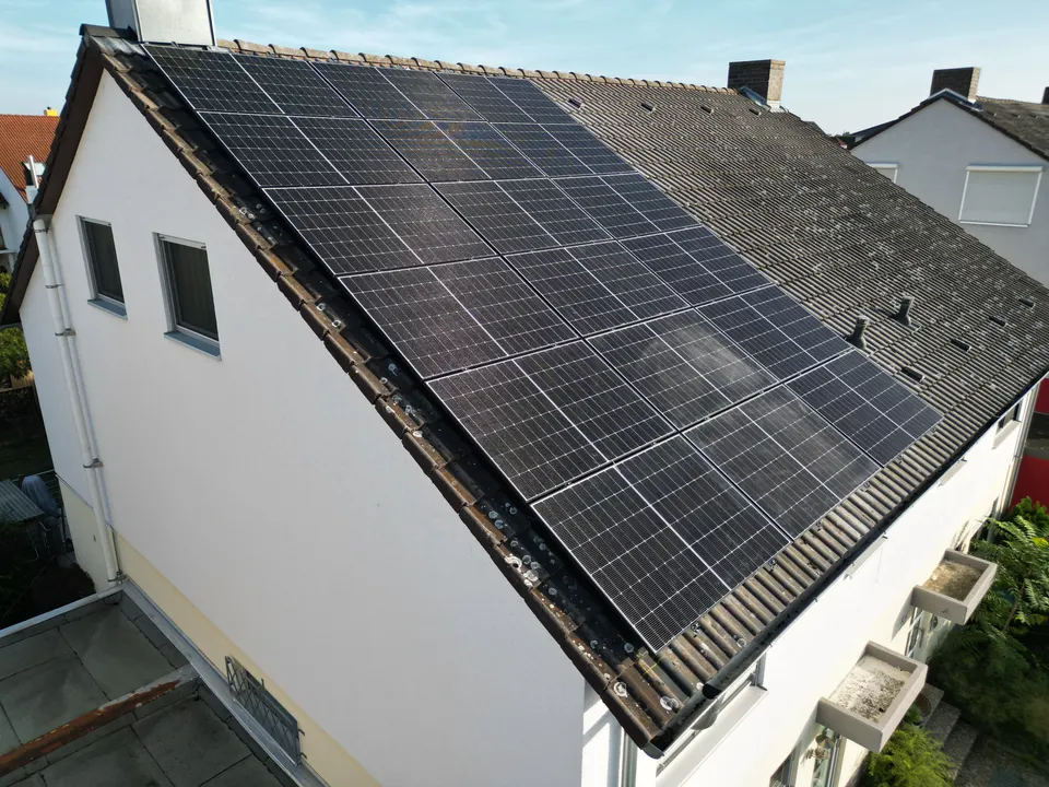 Fertige PV-Anlage auf Einfamilienhaus mit Gauben